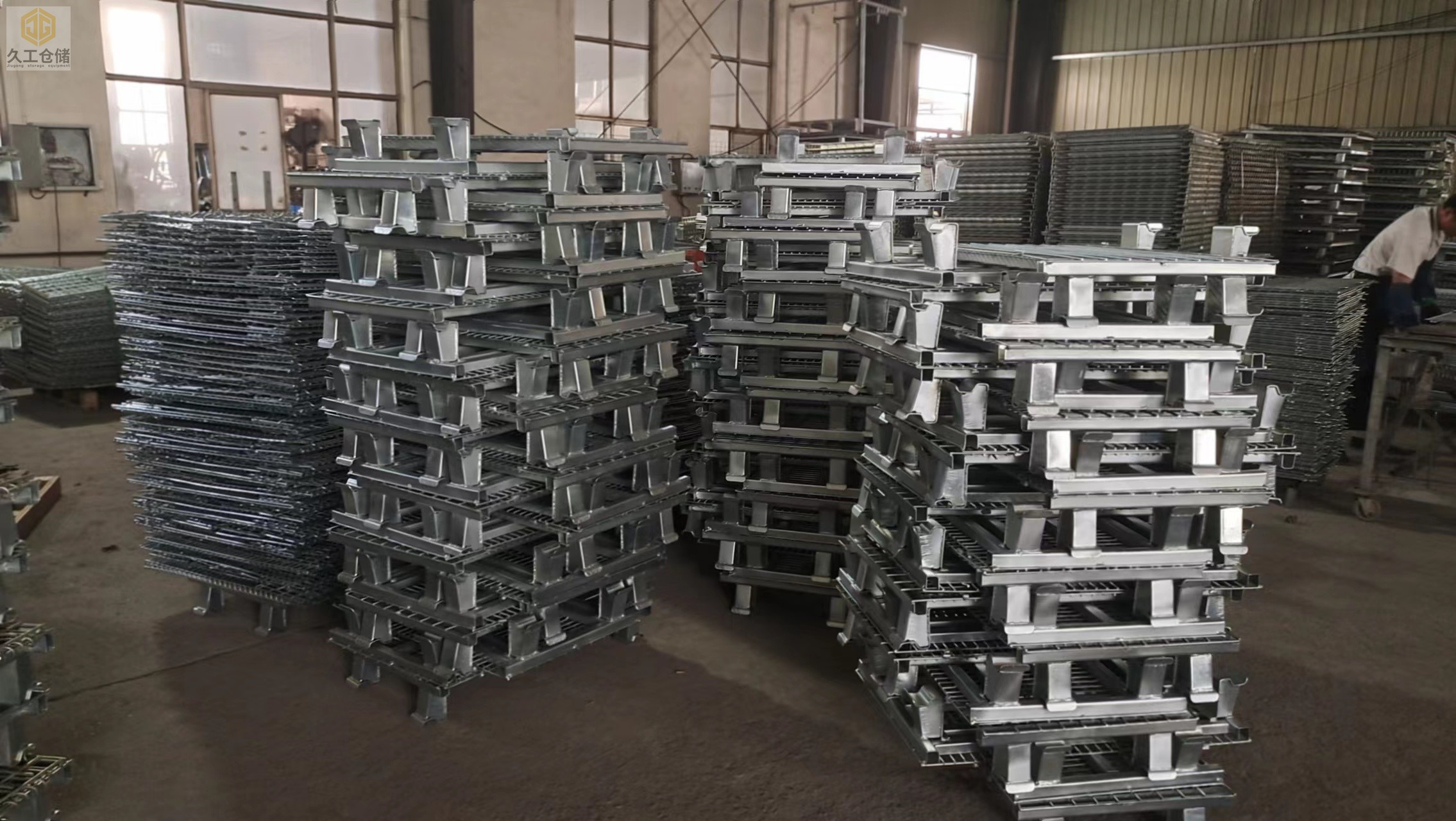 南京久工倉儲設(shè)備-折疊式倉儲籠網(wǎng)層板倉庫堆垛整裝待發(fā)，倉庫車間實拍-南京倉儲籠網(wǎng)層板實體廠家！