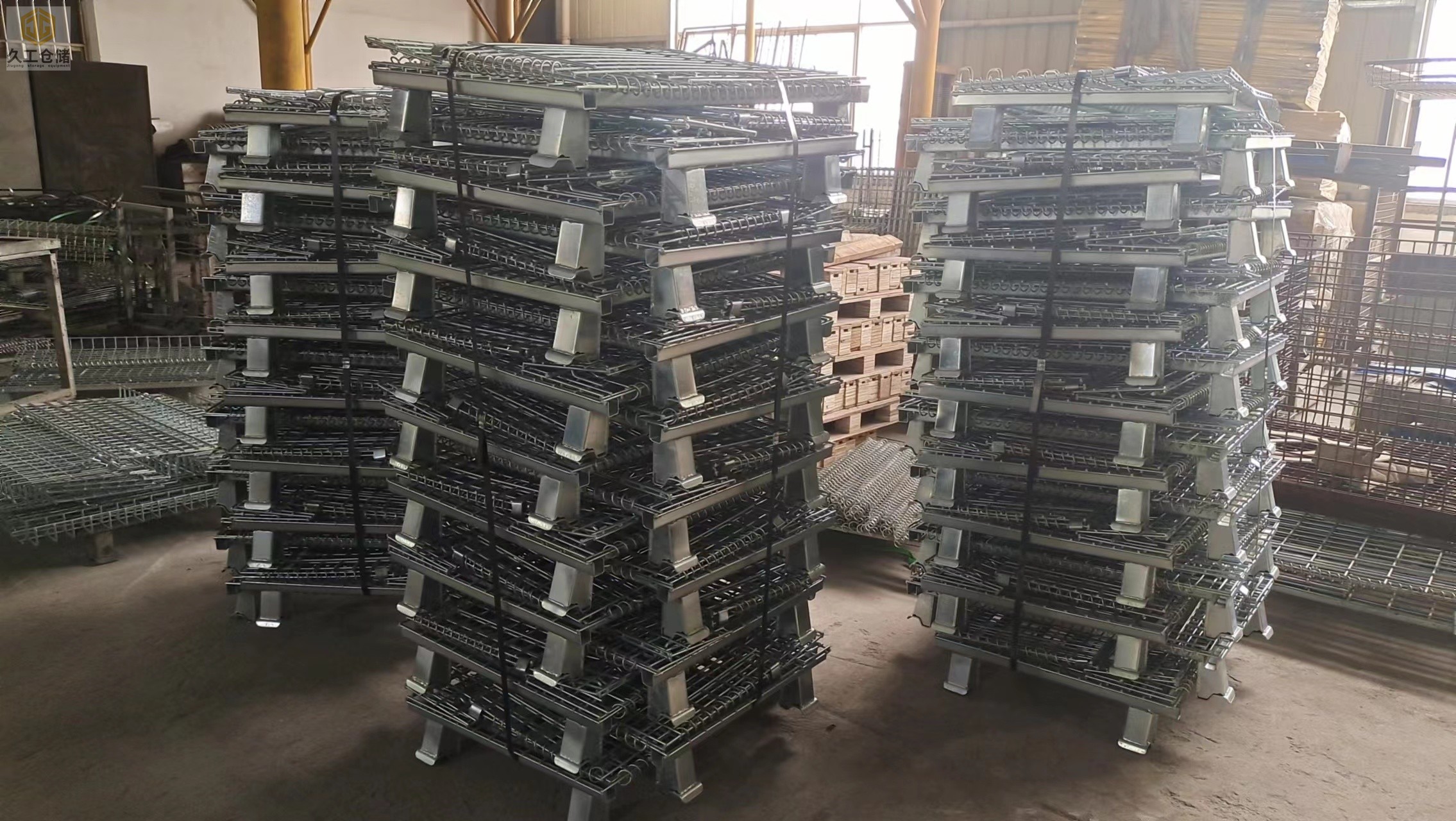 南京久工倉儲設(shè)備-折疊式倉儲籠網(wǎng)層板倉庫堆垛整裝待發(fā)，倉庫車間實拍-南京倉儲籠網(wǎng)層板實體廠家！