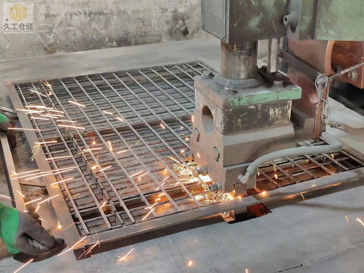 久工倉儲設(shè)備-日常忙碌實(shí)拍分享-久工生產(chǎn)倉儲籠、網(wǎng)層板、鋼托盤、背網(wǎng)、隔離網(wǎng)、巧固架等...