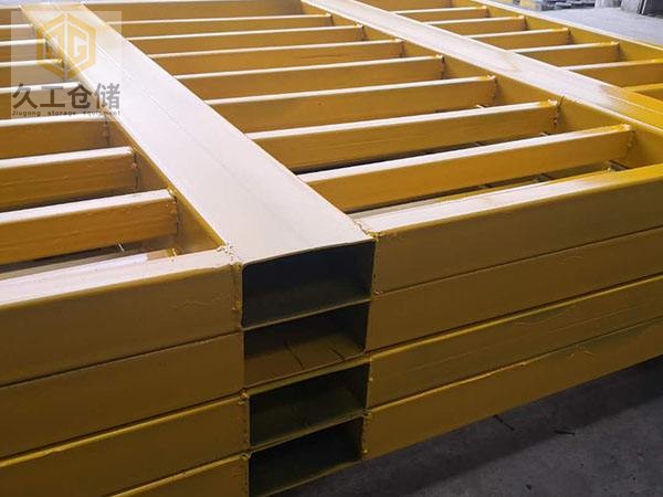 鋼制托盤相較于木托盤和塑料托盤，具備哪些優(yōu)點？久工倉儲設備