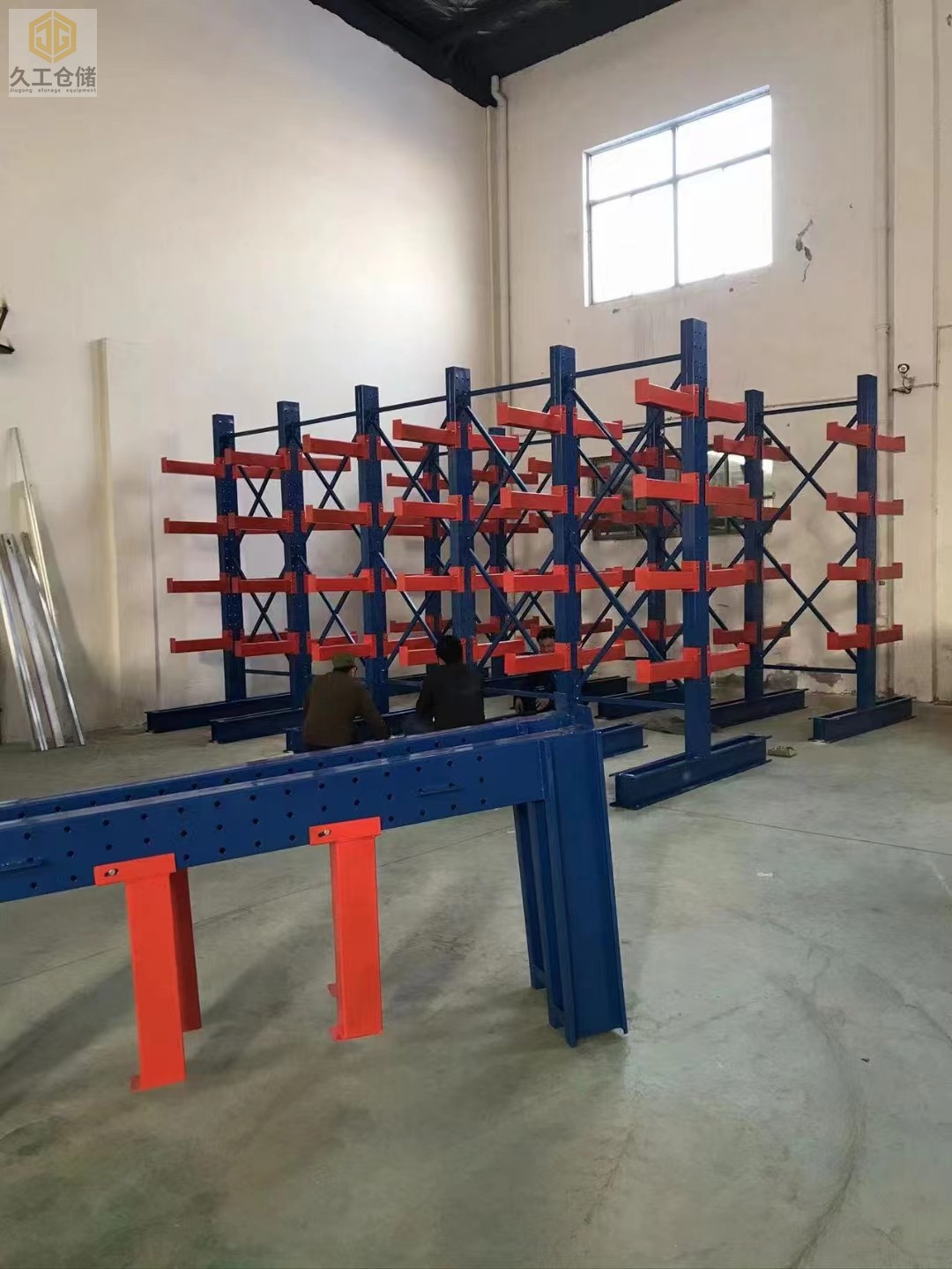 懸臂式貨架有雙懸臂式和單懸臂式，分別是什么樣式？一起來看看吧！南京久工倉儲設備