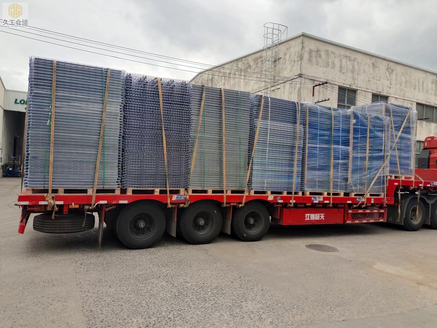 貨架網(wǎng)層板材料參數(shù)怎么購買？鋼層網(wǎng)運用特點？南京筋層網(wǎng)廠家-久工倉儲為大家分析！