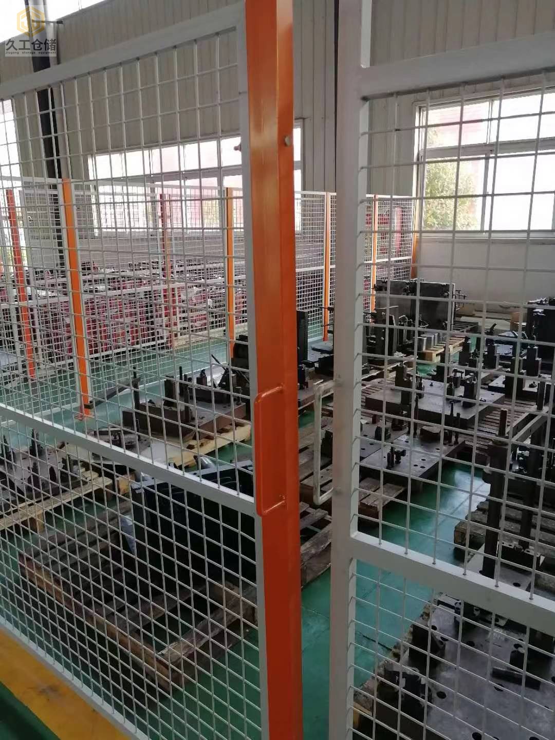 鐵絲防護(hù)網(wǎng)也稱鐵絲護(hù)欄網(wǎng)，鐵絲隔離網(wǎng)，鐵絲圍欄網(wǎng)，南京久工倉(cāng)儲(chǔ)隔離網(wǎng)廠家