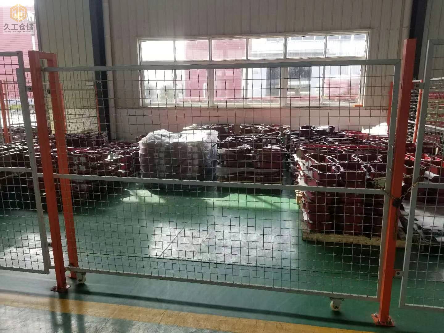 鐵絲防護(hù)網(wǎng)也稱鐵絲護(hù)欄網(wǎng)，鐵絲隔離網(wǎng)，鐵絲圍欄網(wǎng)，南京久工倉(cāng)儲(chǔ)隔離網(wǎng)廠家