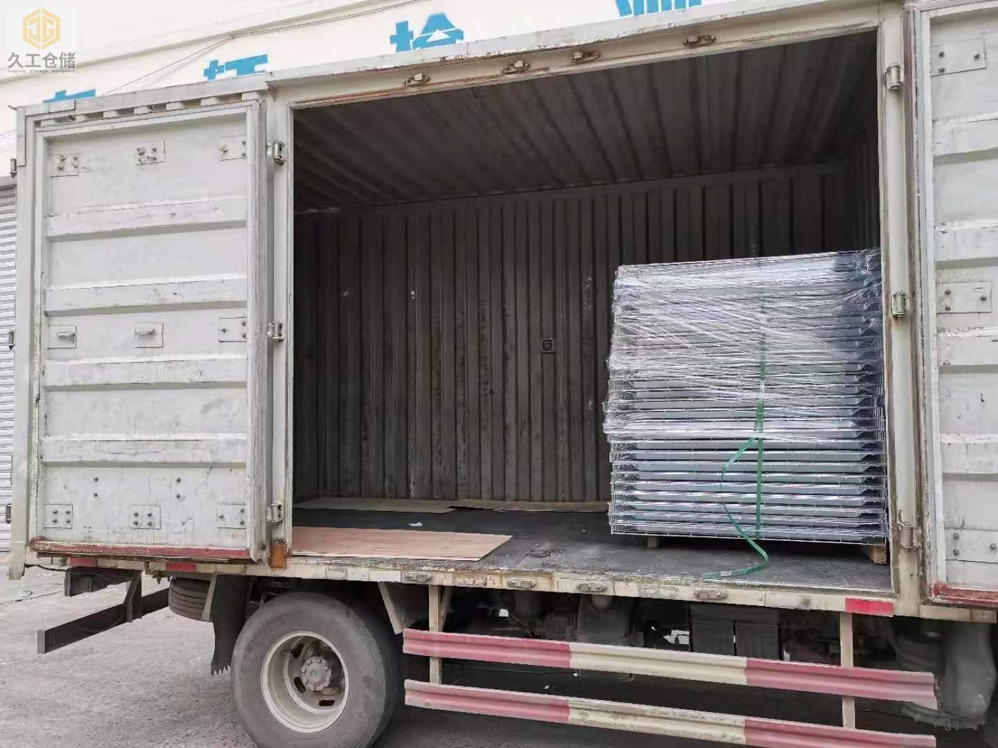 南京久工倉儲設(shè)備- 倉儲籠網(wǎng)層板發(fā)貨實拍圖（2）