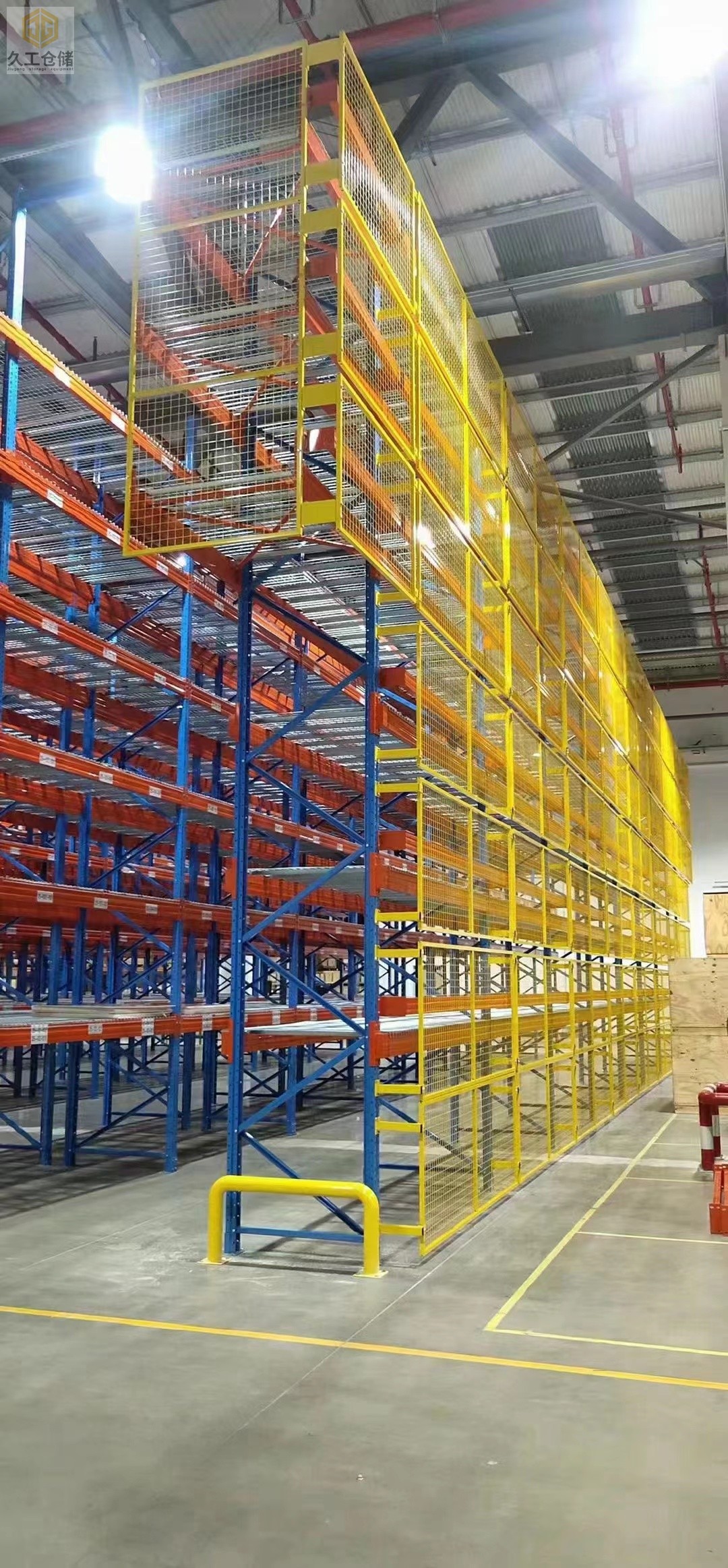 倉儲貨架的主要配套產(chǎn)品有哪些？久工倉儲帶您一起看看！