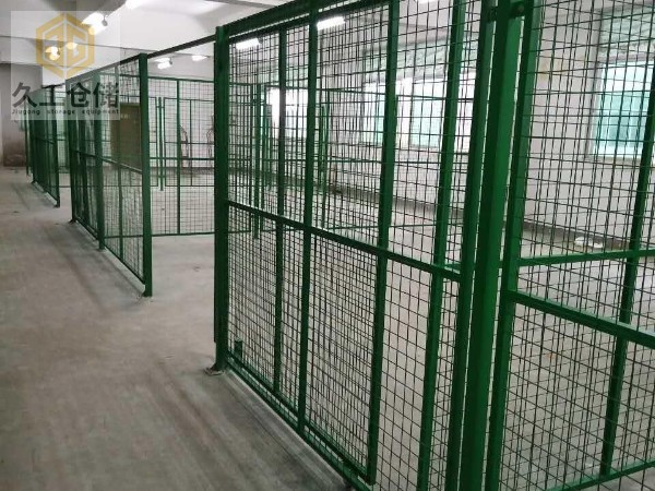 倉庫隔離網(wǎng)，噴塑綠色隔離網(wǎng)-倉庫護欄網(wǎng)-圍欄網(wǎng)-隔離柵-倉庫隔斷網(wǎng)-久工倉儲設(shè)備