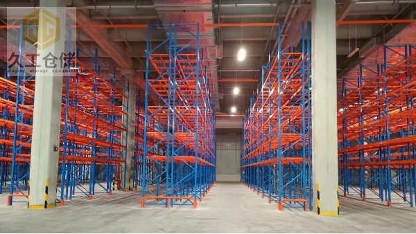 超市貨架和倉儲貨架都統(tǒng)稱為貨架，它們兩者除了存儲功能以外，還有其它的區(qū)別？南京久工倉儲設(shè)備