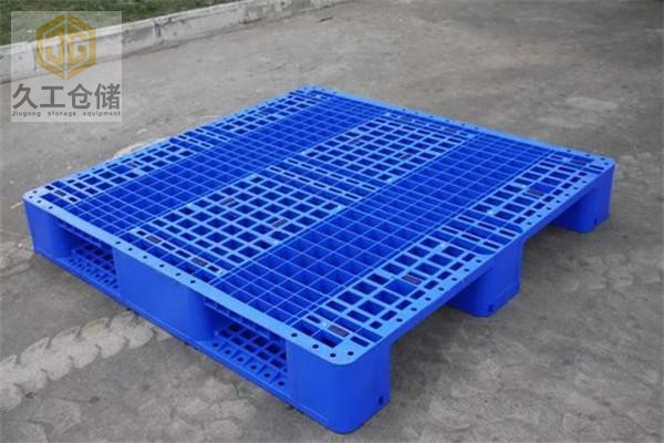 久工倉(cāng)儲(chǔ)設(shè)備關(guān)于塑料托盤的介紹及應(yīng)用的行業(yè)領(lǐng)域分析！一起了解看看！