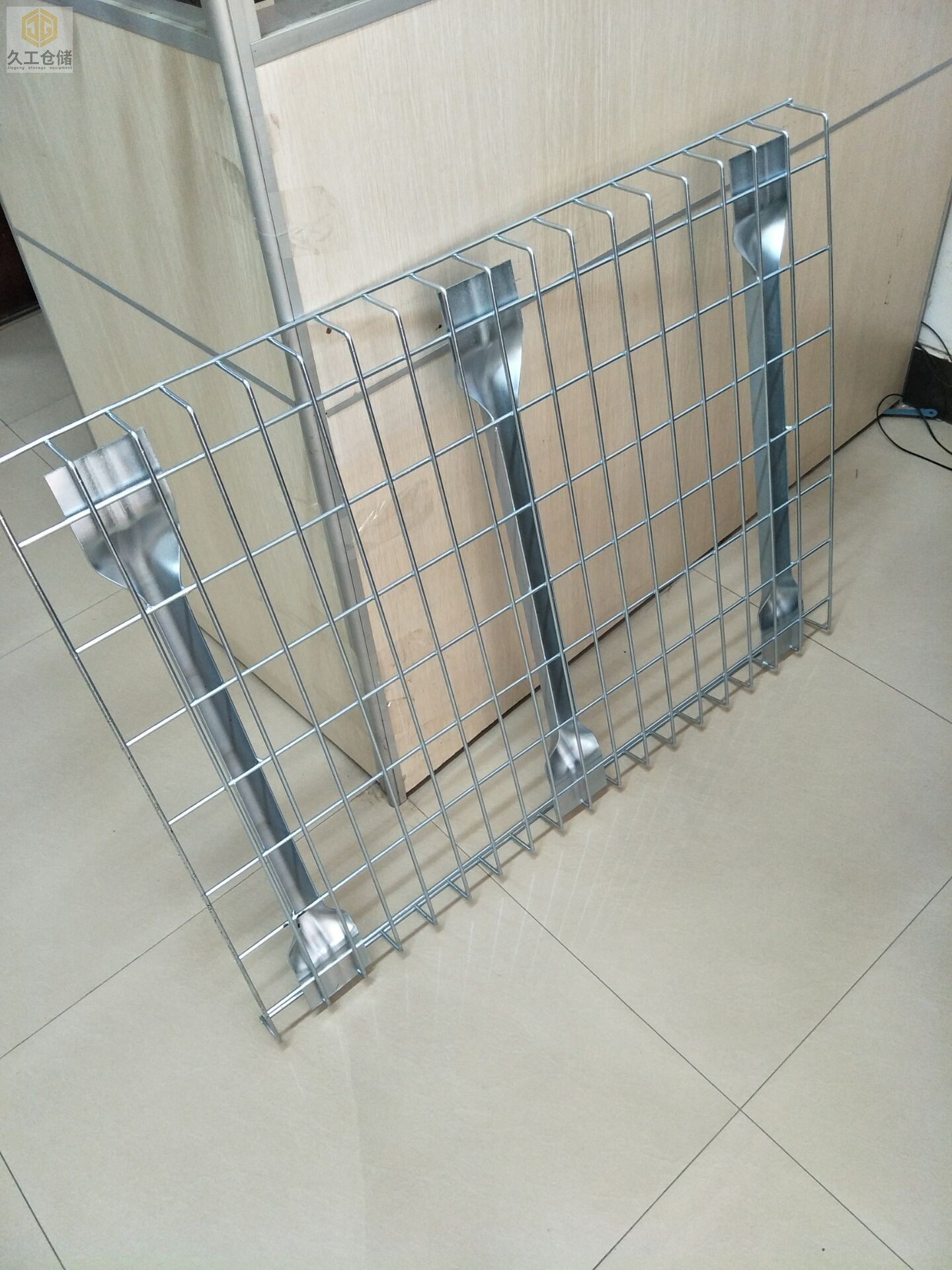 鋼層網(wǎng)是什么？用處，特點(diǎn)是什么，層板網(wǎng)應(yīng)用領(lǐng)域有哪些？南京久工倉(cāng)儲(chǔ)設(shè)備來分析！