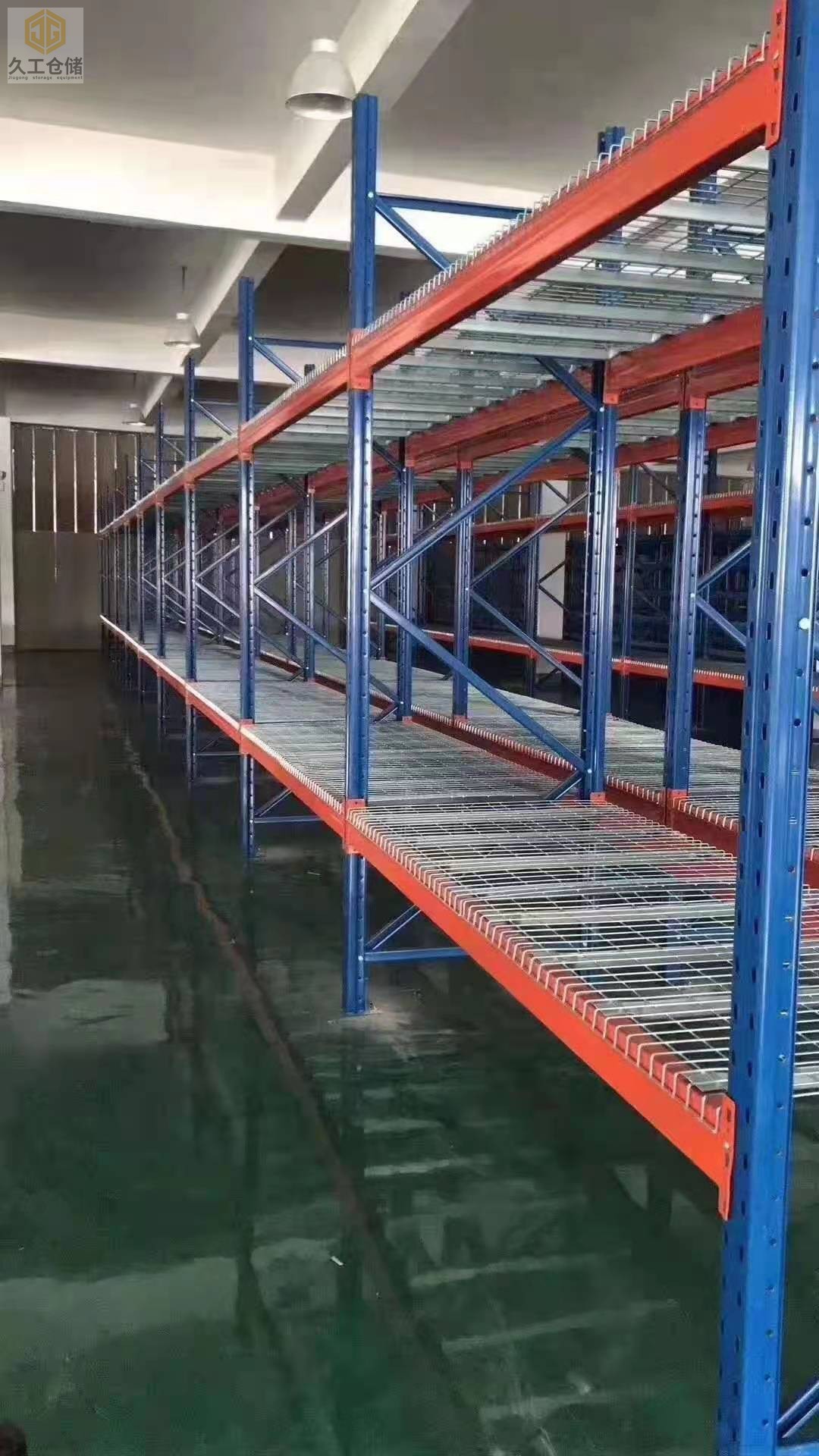使用重型貨架-層板貨架有哪些優(yōu)點？南京久工倉儲設(shè)備，貨架網(wǎng)層板廠家來分析！一起看看吧！