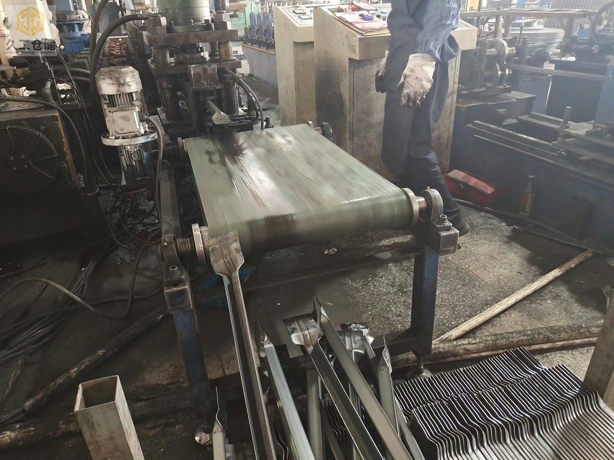 久工倉儲(chǔ)車間展示，工人實(shí)操現(xiàn)場實(shí)拍，南京久工倉儲(chǔ)設(shè)備