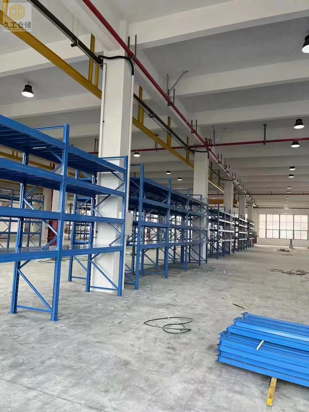 倉儲貨架倉庫倉庫是大型工業(yè)產(chǎn)品，基本需要定制，南京貨架-久工倉儲來簡單分析貨架的定制注意哪些？