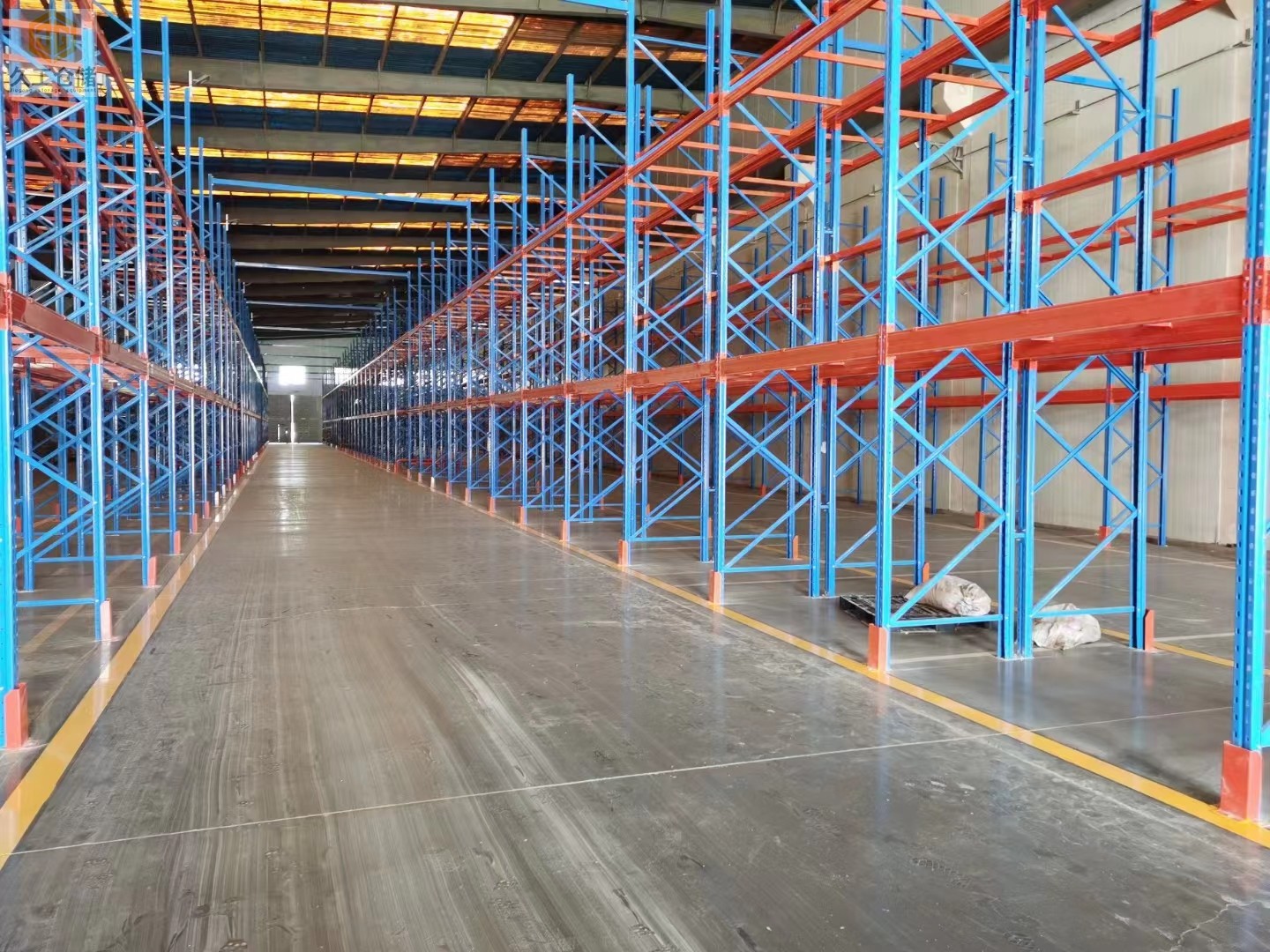  南京貨架-倉儲貨架-先進(jìn)先出貨架的類型是什么？久工倉儲-久久來分析!希望能幫助到大家！