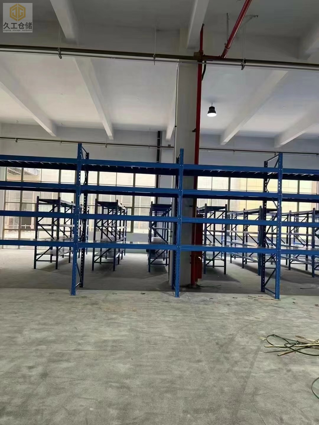 倉儲貨架倉庫倉庫是大型工業(yè)產(chǎn)品，基本需要定制，南京貨架-久工倉儲來簡單分析貨架的定制注意哪些？