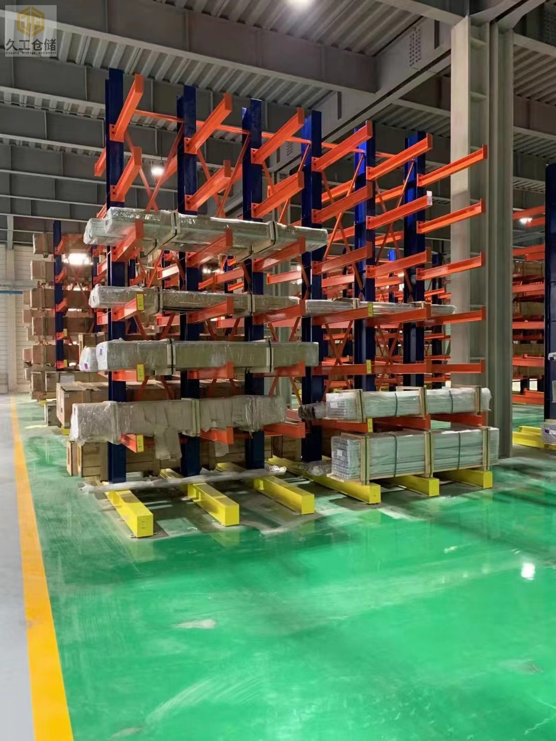 懸臂貨架展示，使用懸臂貨架有哪些運用特點？南京久工倉儲設備老分析，了解更多關注久工！