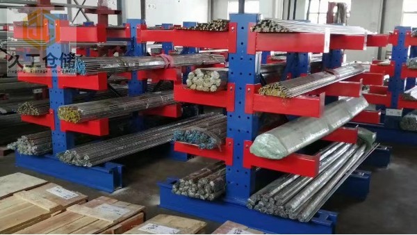 懸臂貨架展示，使用懸臂貨架有哪些運(yùn)用特點(diǎn)？南京久工倉儲設(shè)備老分析，了解更多關(guān)注久工！