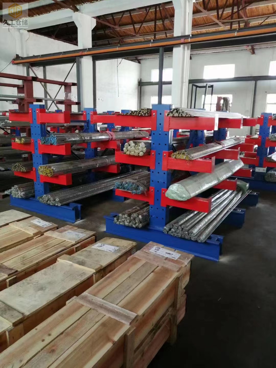 懸臂貨架展示，使用懸臂貨架有哪些運用特點？南京久工倉儲設備老分析，了解更多關注久工！