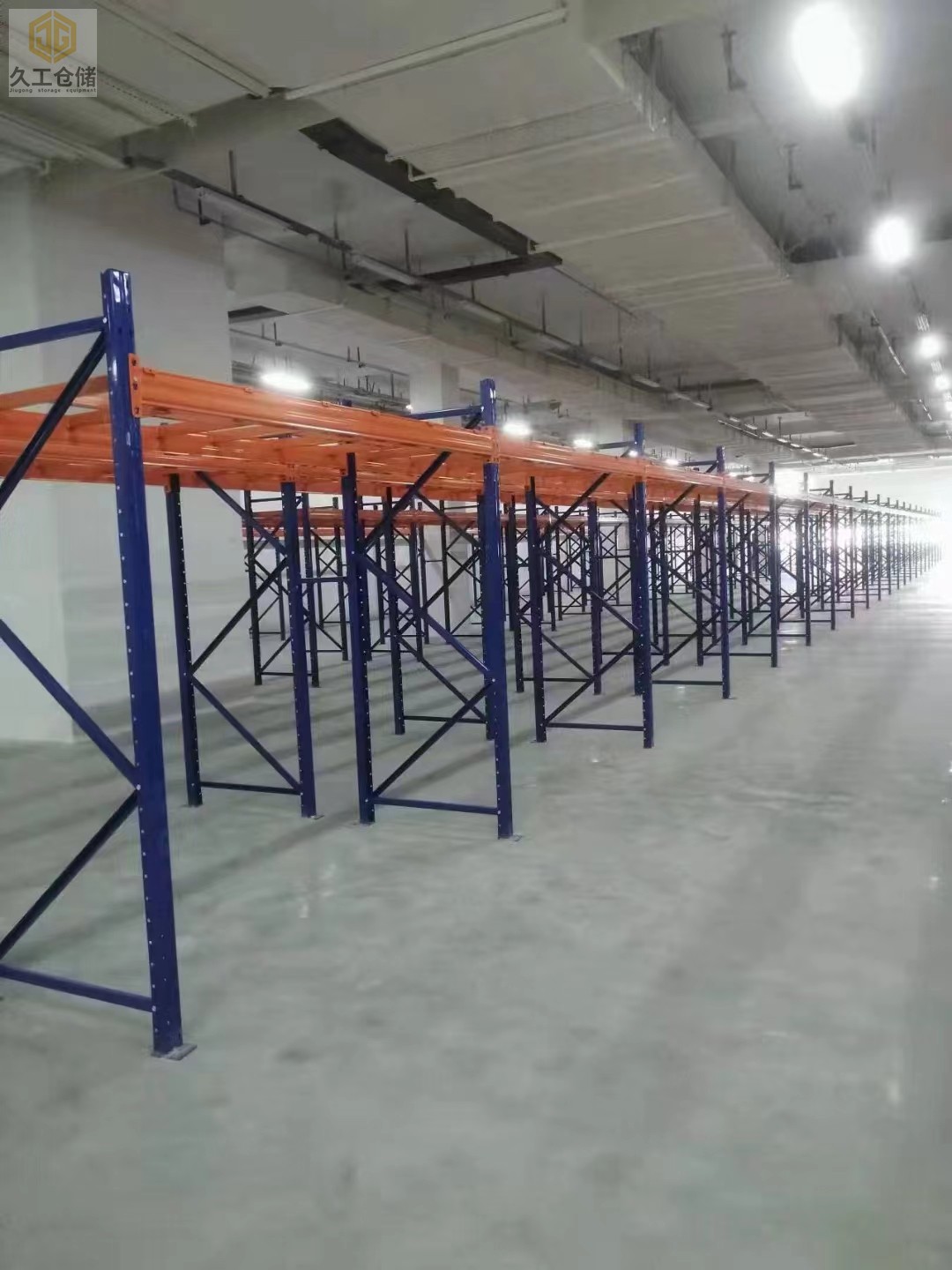 閣樓式貨架的三種類型有哪些？南京久工倉儲設(shè)備，了解更多關(guān)注久工倉儲！