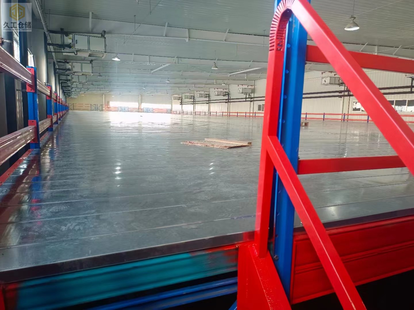 閣樓式貨架的三種類型有哪些？南京久工倉儲設(shè)備，了解更多關(guān)注久工倉儲！