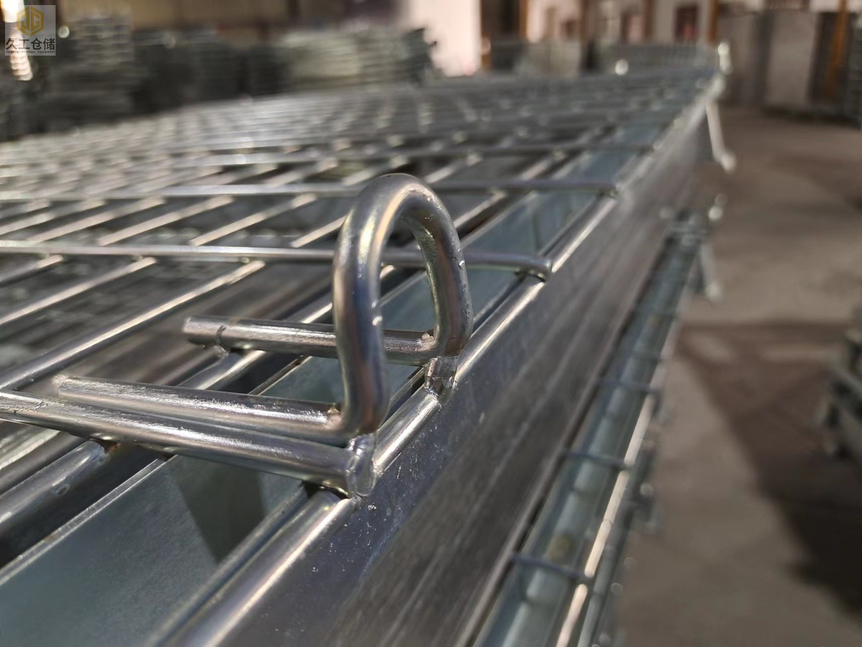 倉儲籠倉庫籠組裝現(xiàn)場實(shí)拍，南京倉儲籠-矩管倉儲籠近拍細(xì)節(jié)，折疊式倉儲籠實(shí)力廠家，關(guān)注久工了解更多！