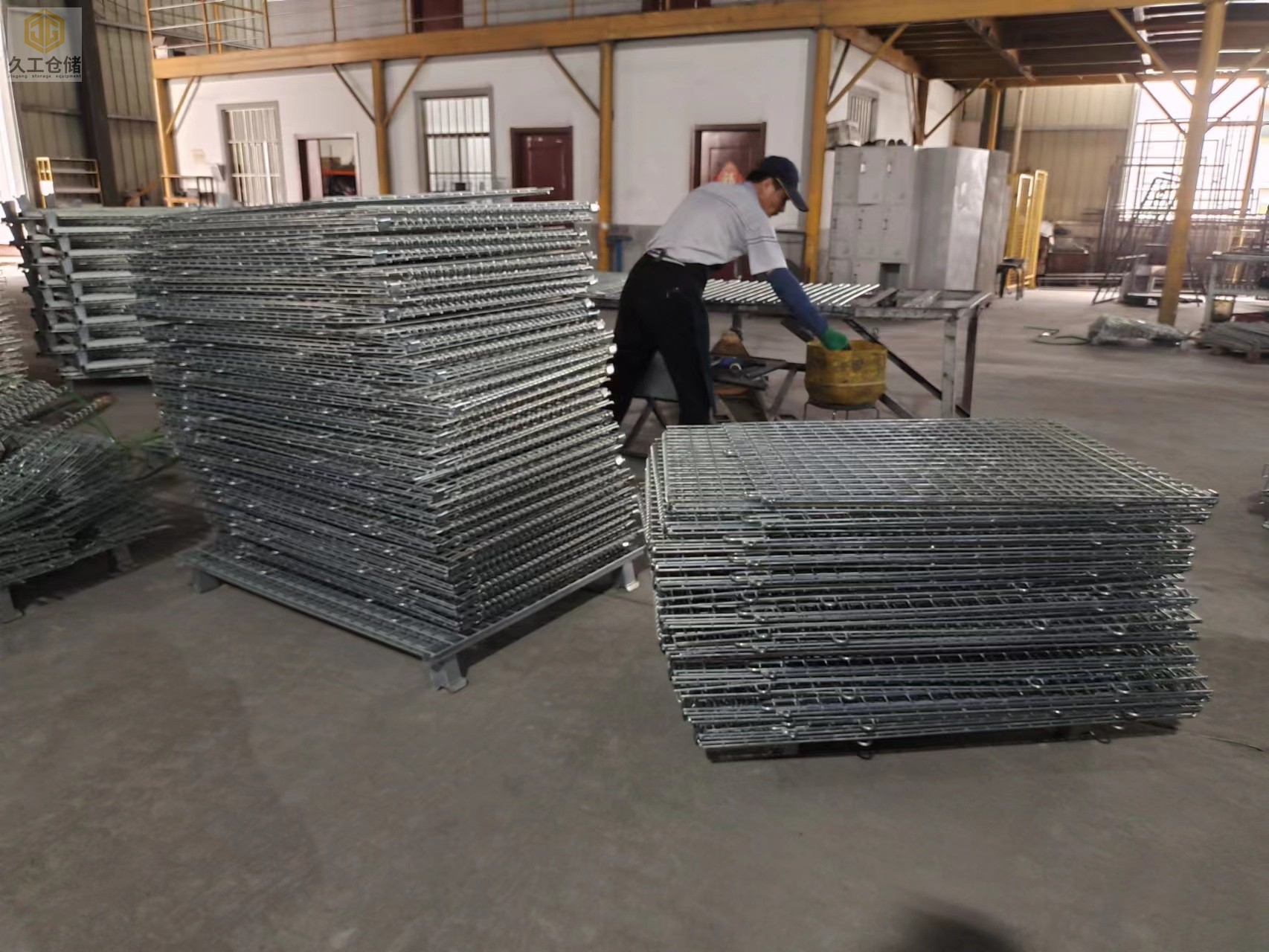 倉儲籠倉庫籠組裝現(xiàn)場實(shí)拍，南京倉儲籠-矩管倉儲籠近拍細(xì)節(jié)，折疊式倉儲籠實(shí)力廠家，關(guān)注久工了解更多！