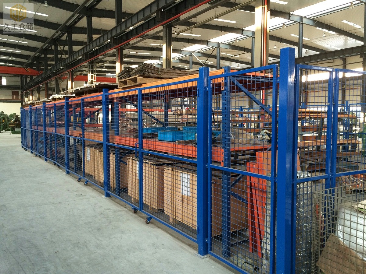 南京久工倉儲-車間隔離網(wǎng)也稱護欄網(wǎng)、圍欄網(wǎng)、隔斷網(wǎng)等，實用廣泛-南京隔離網(wǎng)廠家