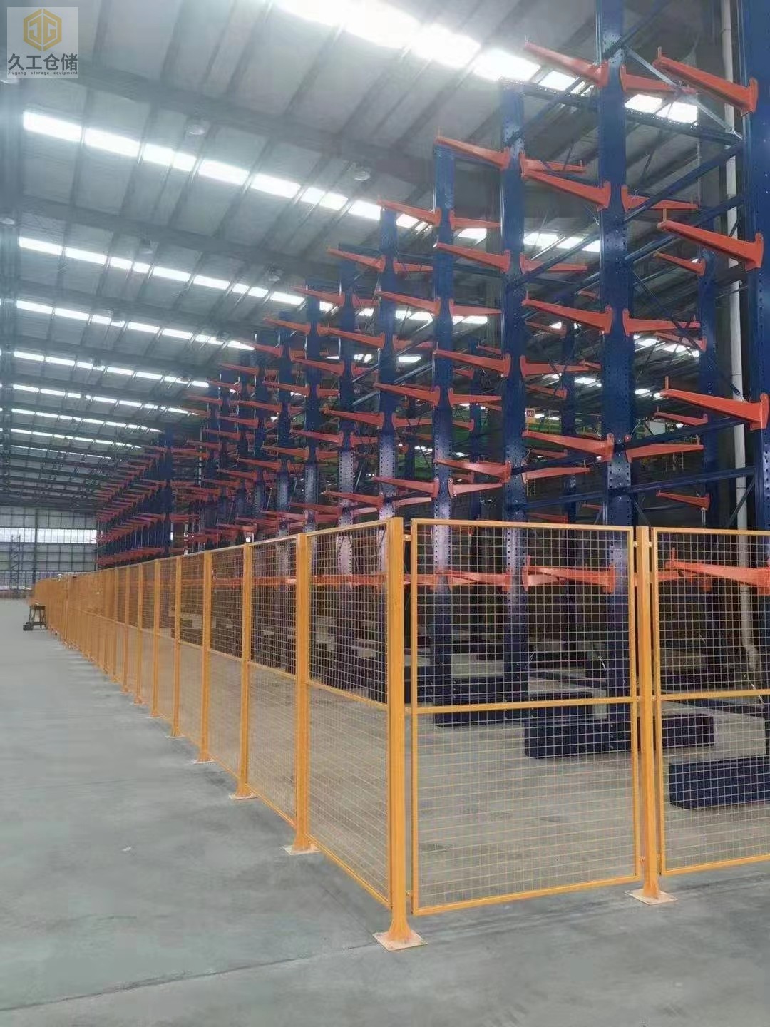 南京久工倉儲-車間隔離網(wǎng)也稱護欄網(wǎng)、圍欄網(wǎng)、隔斷網(wǎng)等，實用廣泛-南京隔離網(wǎng)廠家