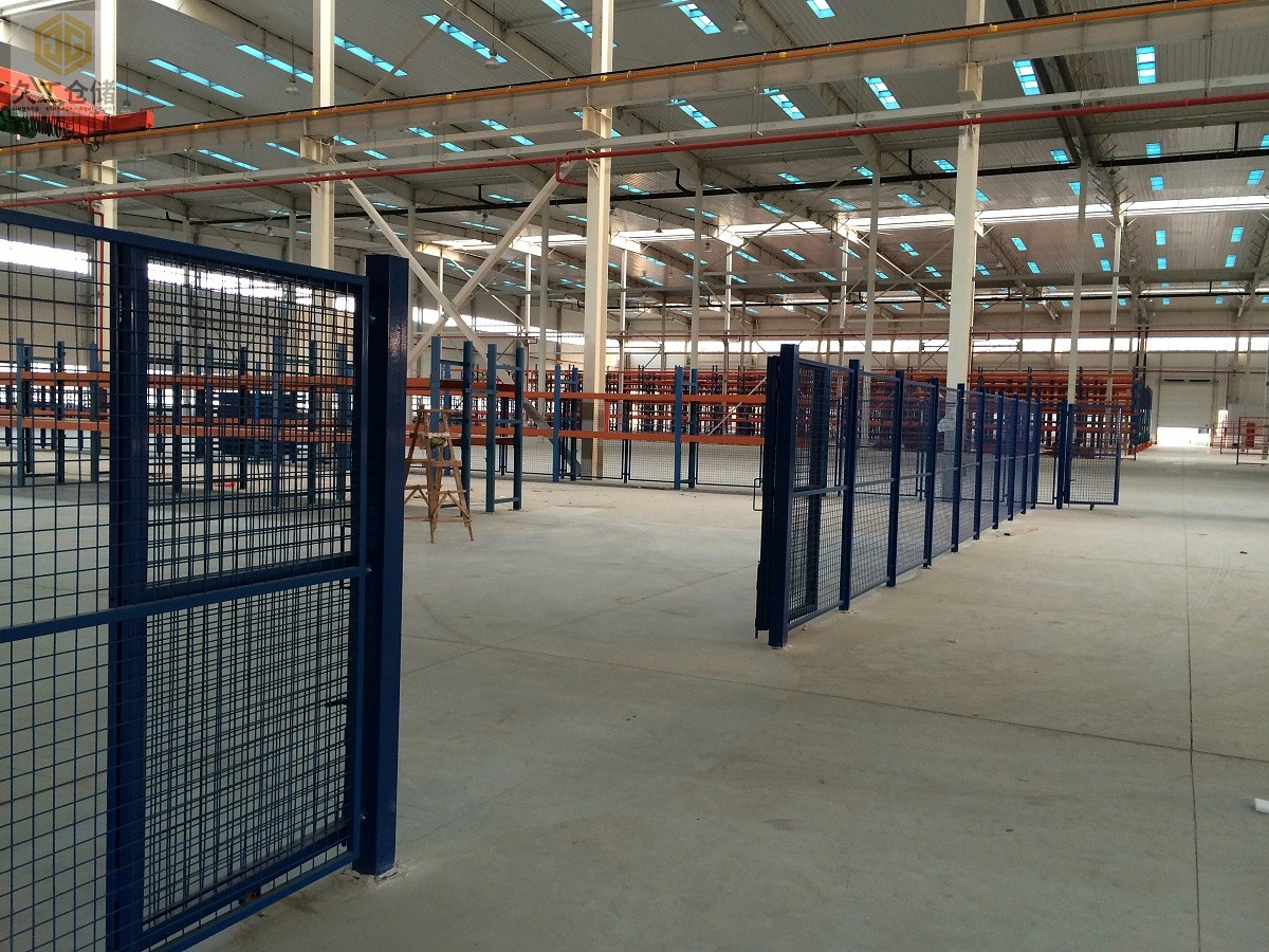 南京久工倉儲-車間隔離網(wǎng)也稱護欄網(wǎng)、圍欄網(wǎng)、隔斷網(wǎng)等，實用廣泛-南京隔離網(wǎng)廠家