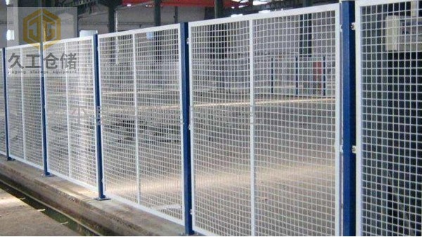金屬材料鋼筋焊接車間隔離網(wǎng)的優(yōu)點？久工倉儲設(shè)備