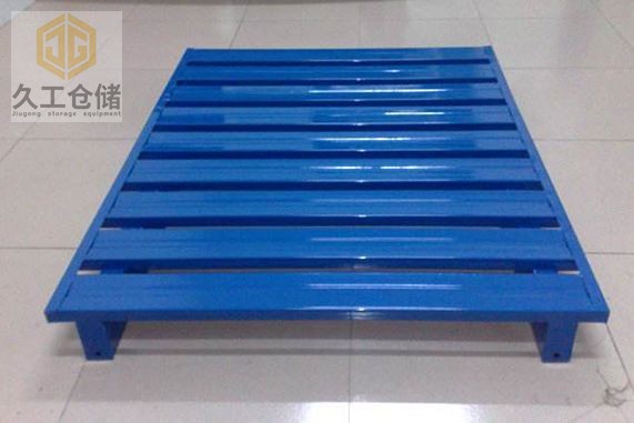 鋼制托盤也稱鋼托盤，鐵托盤，鐵質(zhì)托盤，金屬托盤等，質(zhì)量可靠！南京久工倉儲-托盤廠家