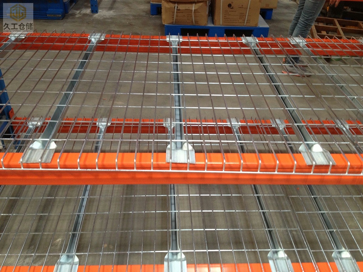 久工倉(cāng)儲(chǔ)-貨架網(wǎng)層板擺放實(shí)拍場(chǎng)景展示-南京鋼層網(wǎng)廠家-南京金屬層板網(wǎng)全國(guó)發(fā)貨，出口海外，關(guān)注久工了解更多！
