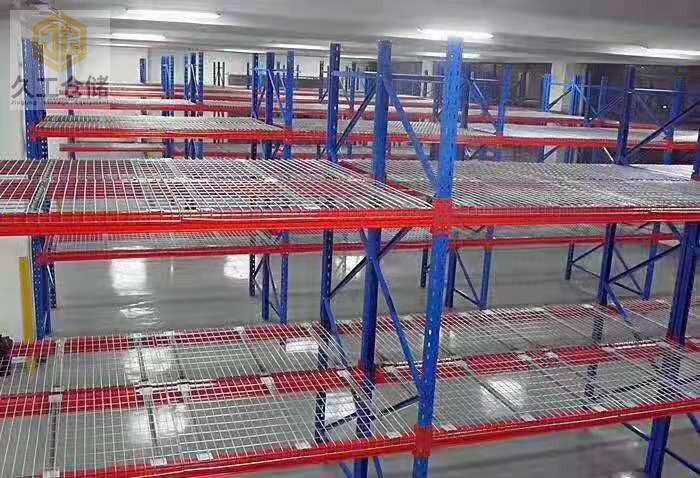 久工倉(cāng)儲(chǔ)-貨架網(wǎng)層板擺放實(shí)拍場(chǎng)景展示-南京鋼層網(wǎng)廠家-南京金屬層板網(wǎng)全國(guó)發(fā)貨，出口海外，關(guān)注久工了解更多！