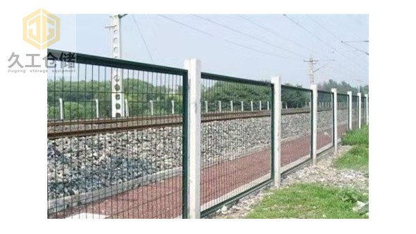 鐵路隔離網(wǎng)的結(jié)構(gòu)及用途有哪些？南京久工倉儲(chǔ)設(shè)備來分析圍欄網(wǎng)！希望能幫助到大家！