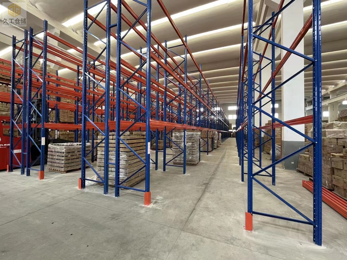 南京貨架廠家-久工倉儲(chǔ)設(shè)備-重型貨架也稱橫梁式貨架，那么哪些特點(diǎn)呢？一起來看看吧！