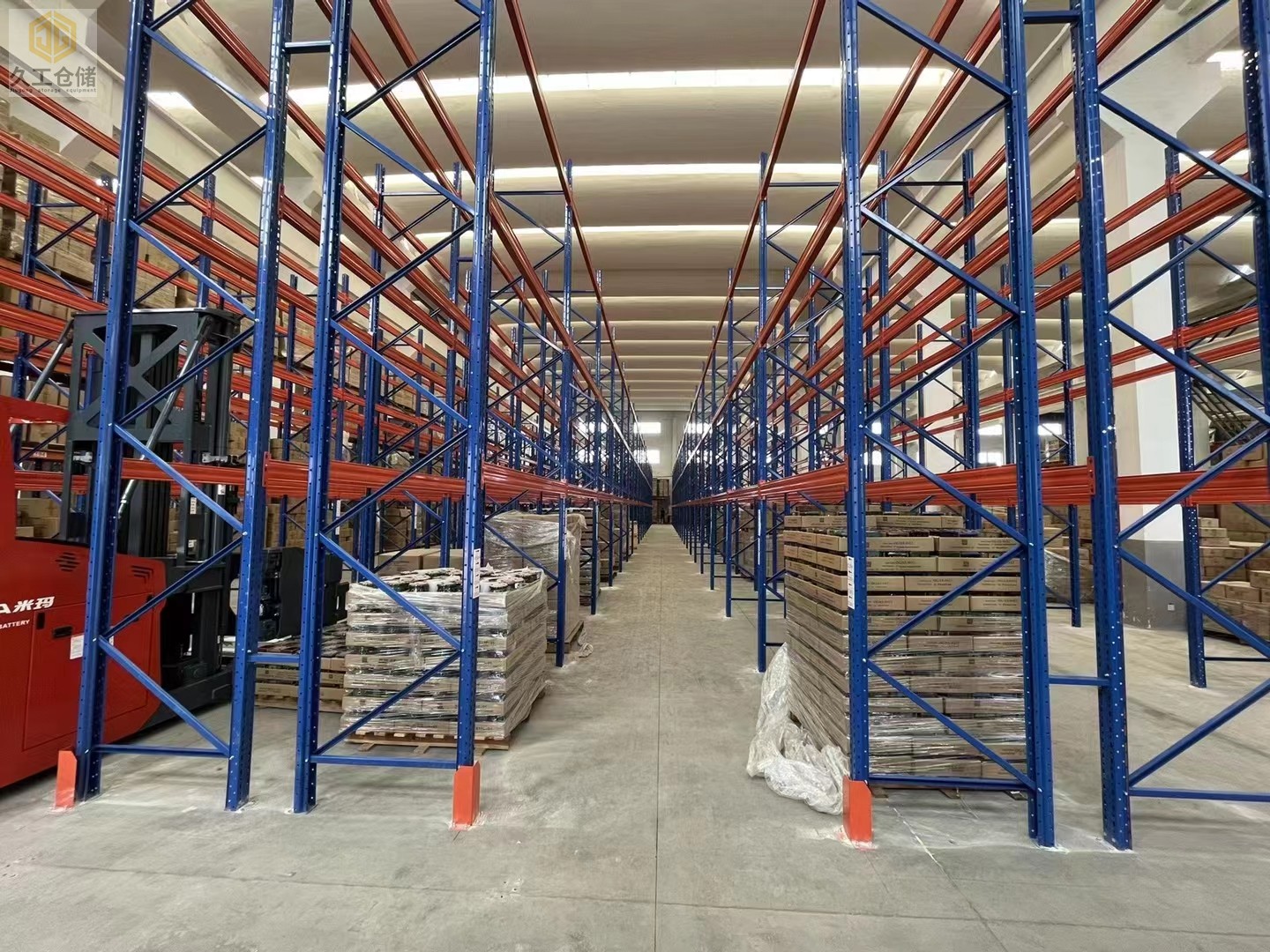 南京貨架廠家-久工倉儲(chǔ)設(shè)備-重型貨架也稱橫梁式貨架，那么哪些特點(diǎn)呢？一起來看看吧！