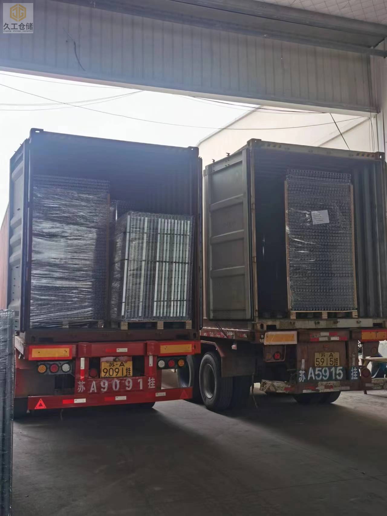 貨架網(wǎng)層板出口開(kāi)始裝柜，南京網(wǎng)層板廠家-久工倉(cāng)儲(chǔ)設(shè)備