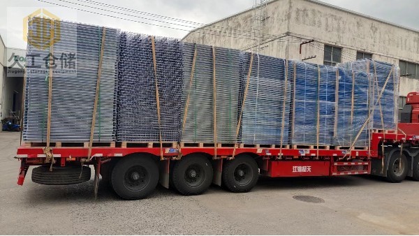 貨架網(wǎng)層板出口開(kāi)始裝柜，南京網(wǎng)層板廠家-久工倉(cāng)儲(chǔ)設(shè)備