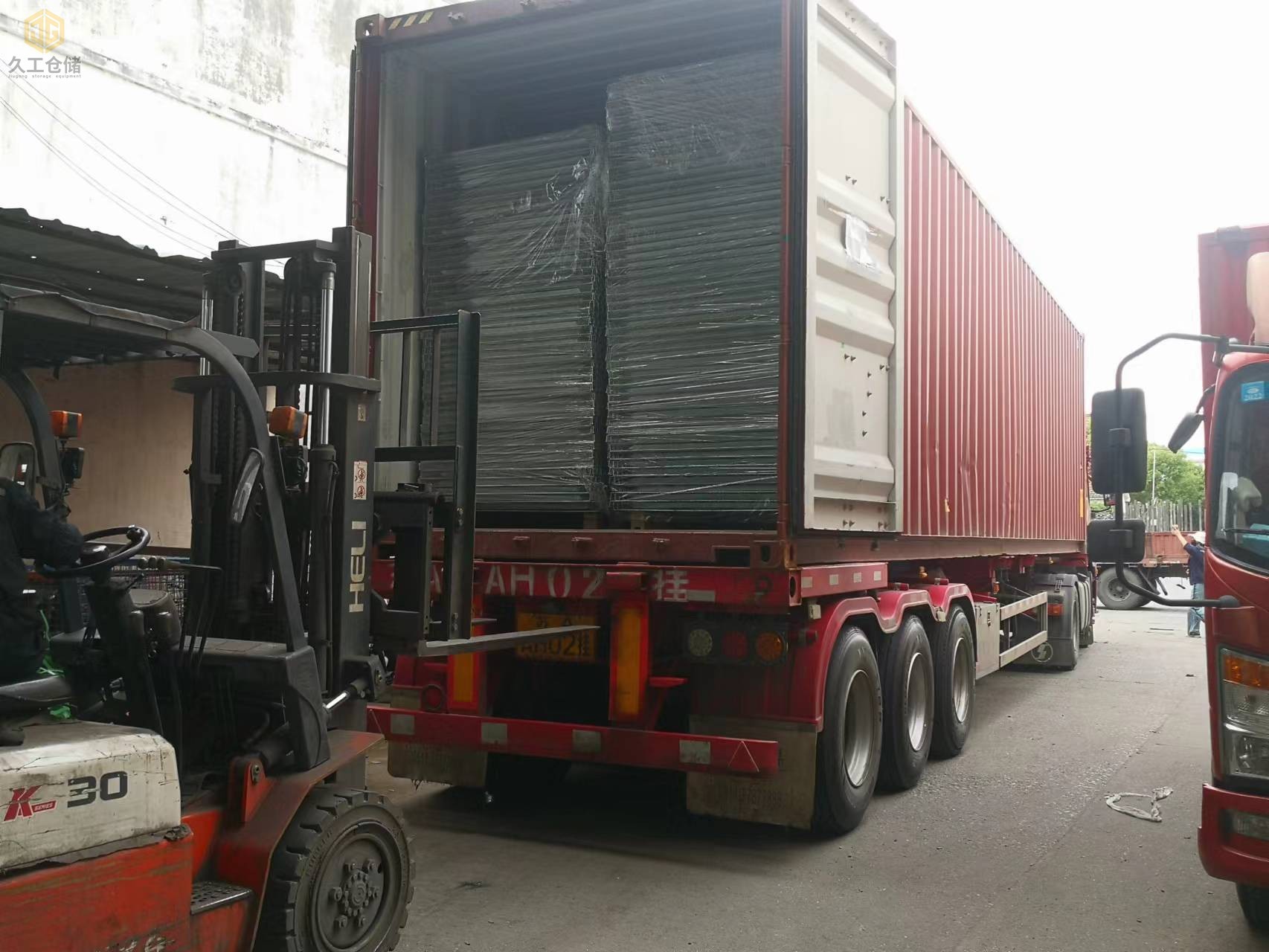 貨架網(wǎng)層板出口開(kāi)始裝柜，南京網(wǎng)層板廠家-久工倉(cāng)儲(chǔ)設(shè)備