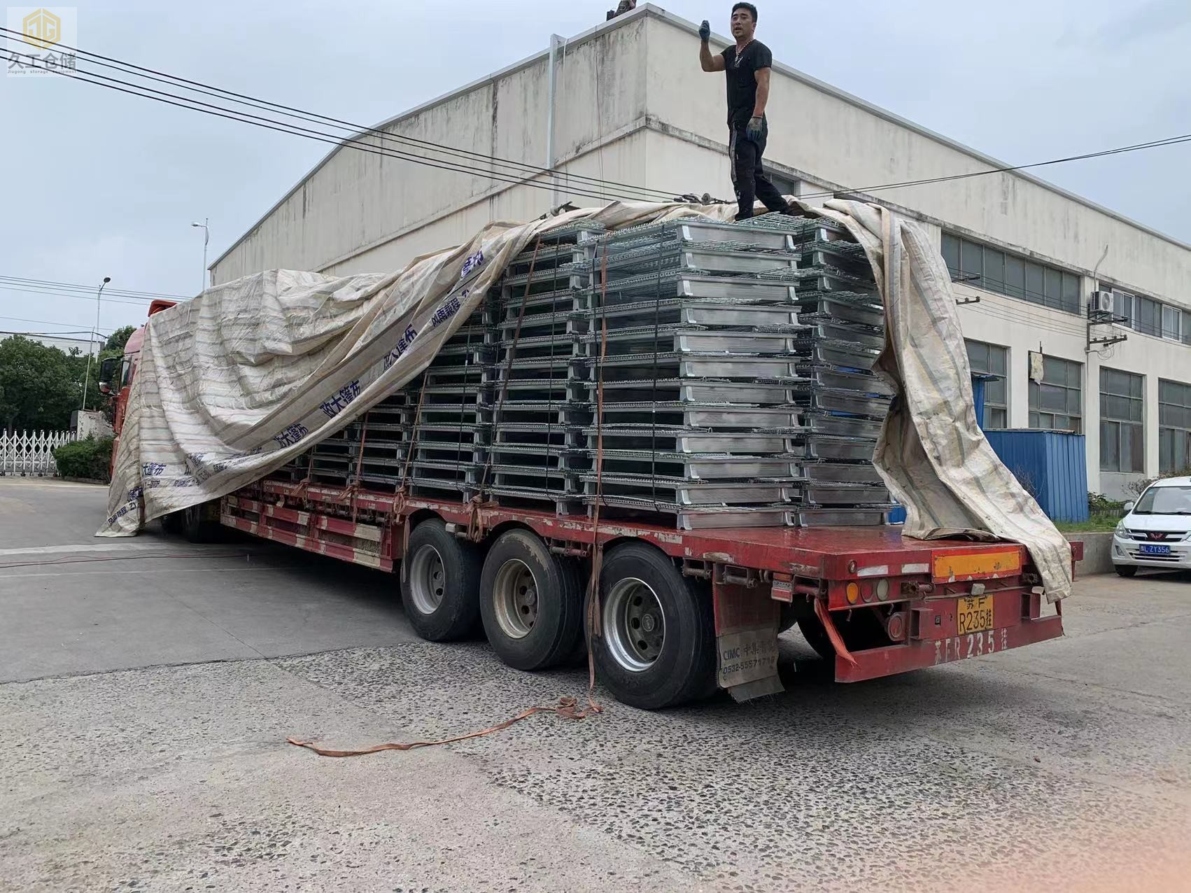 久工倉(cāng)儲(chǔ)發(fā)貨日常，折疊式倉(cāng)儲(chǔ)籠-矩管倉(cāng)儲(chǔ)籠-雨天鋪遮雨布做好貨物保護(hù)，確保安全到達(dá)！