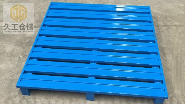 鋼制托盤(pán)規(guī)格化的優(yōu)點(diǎn)，用途有哪些？久工倉(cāng)儲(chǔ)設(shè)備