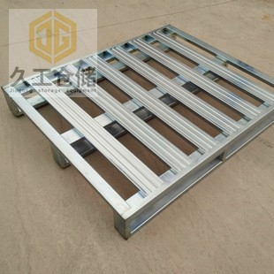 鋼制托盤的優(yōu)點(diǎn)是什么？南京久工倉儲來分析！希望幫助到大家！了解更多關(guān)注久工