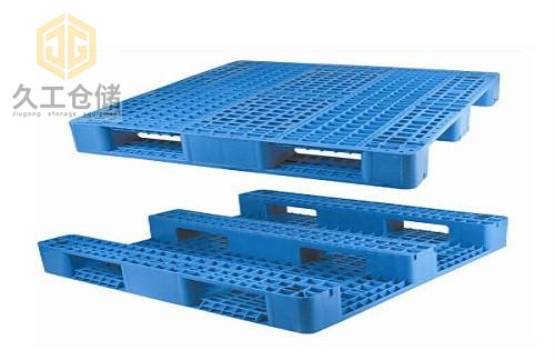 塑料托盤加鋼管有哪些好處？南京久工倉儲來分析，想了解更多關(guān)注久工在線為大家解答！