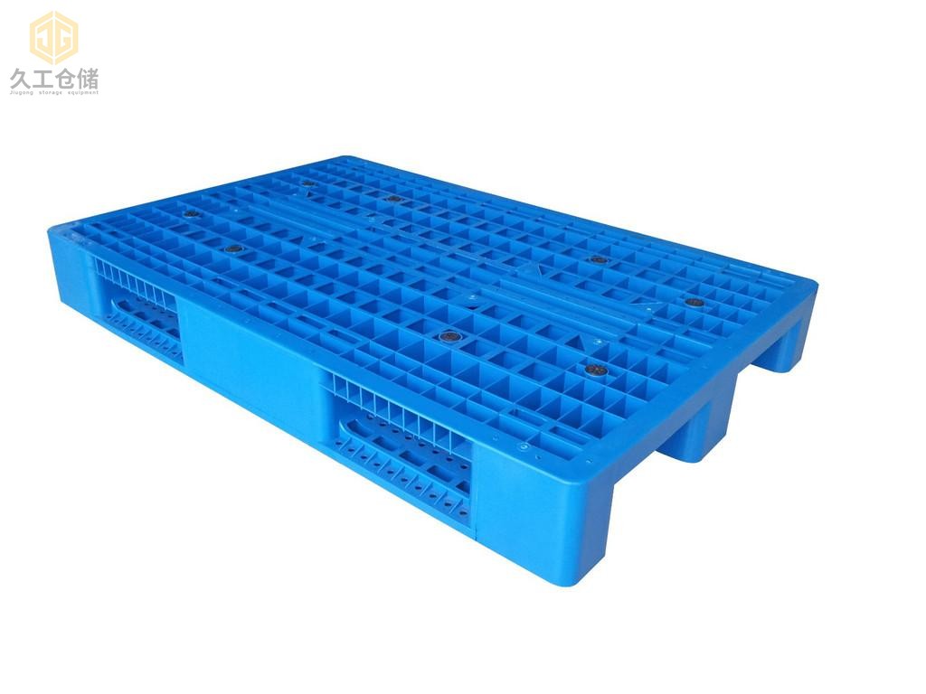 塑料托盤加鋼管有哪些好處？南京久工倉儲來分析，想了解更多關(guān)注久工在線為大家解答！
