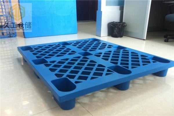 塑料托盤加鋼管有哪些好處？南京久工倉儲來分析，想了解更多關(guān)注久工在線為大家解答！