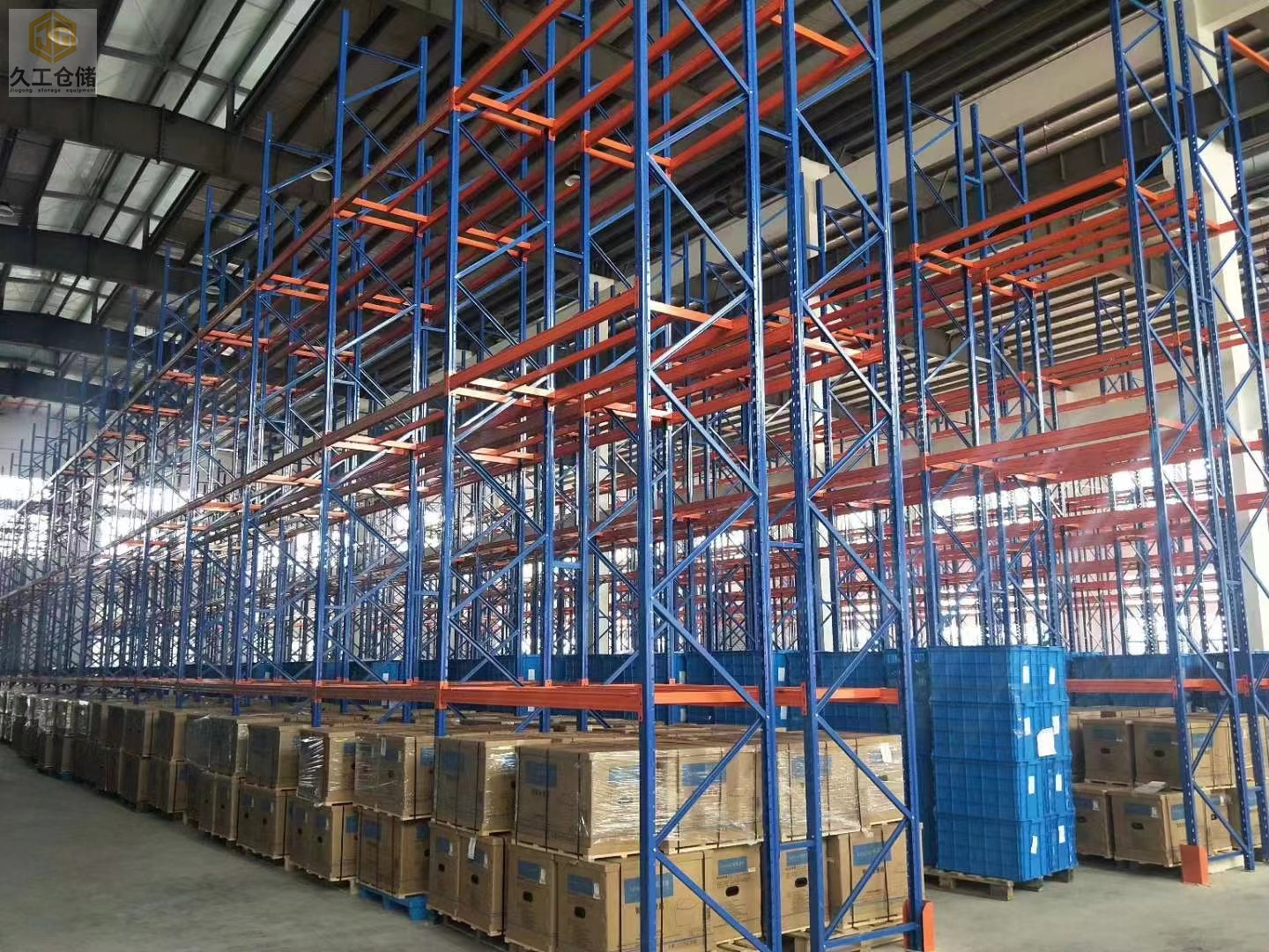 橫梁式貨架有什么特點(diǎn)？與其他倉(cāng)儲(chǔ)貨架有什么不一樣？南京久工倉(cāng)儲(chǔ)設(shè)備
