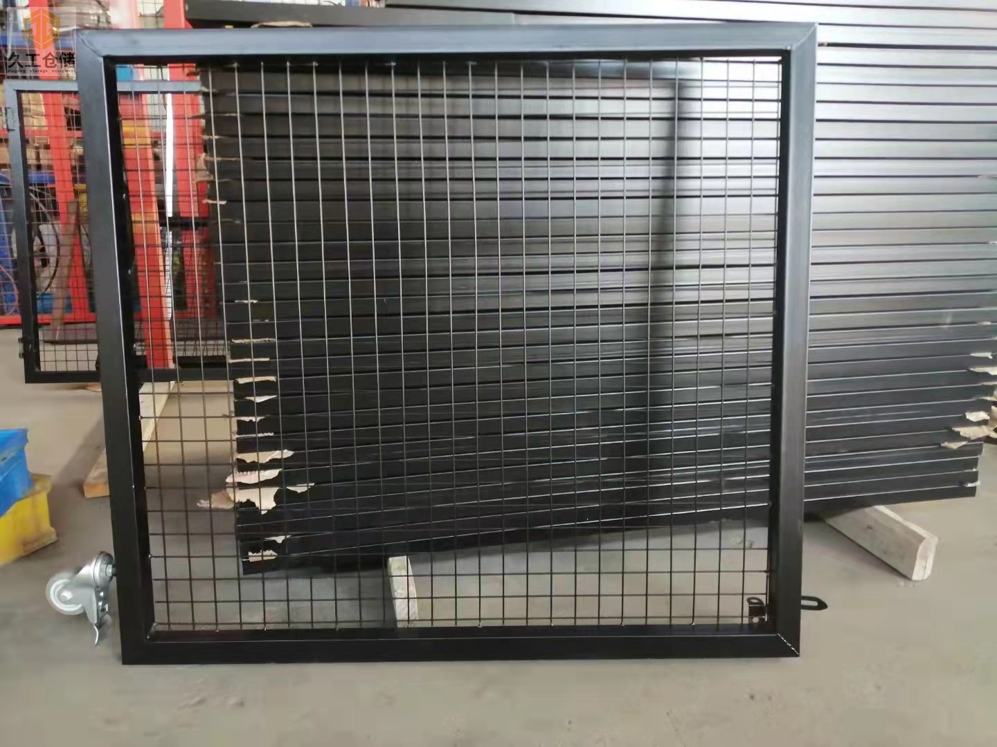 為什么要裝移動圍欄網(wǎng)?久工倉儲設(shè)備