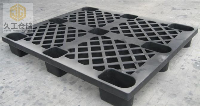 如何選擇塑料托盤？塑料托盤的好處有哪些？南京久工倉儲(chǔ)設(shè)備