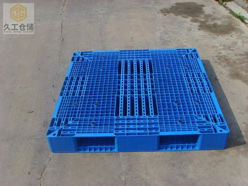 如何選擇塑料托盤？塑料托盤的好處有哪些？南京久工倉儲(chǔ)設(shè)備