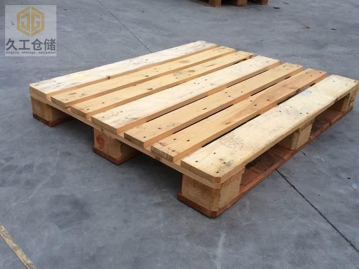 托盤的價格多少？影響木質(zhì)托盤價格的因素有哪些？南京久工倉儲